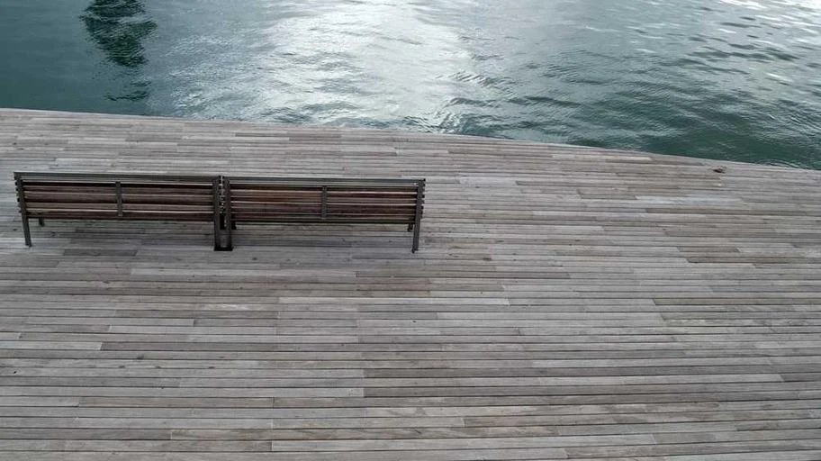 Nhân viên phục vụ và khách hàng tại Ba Văn.