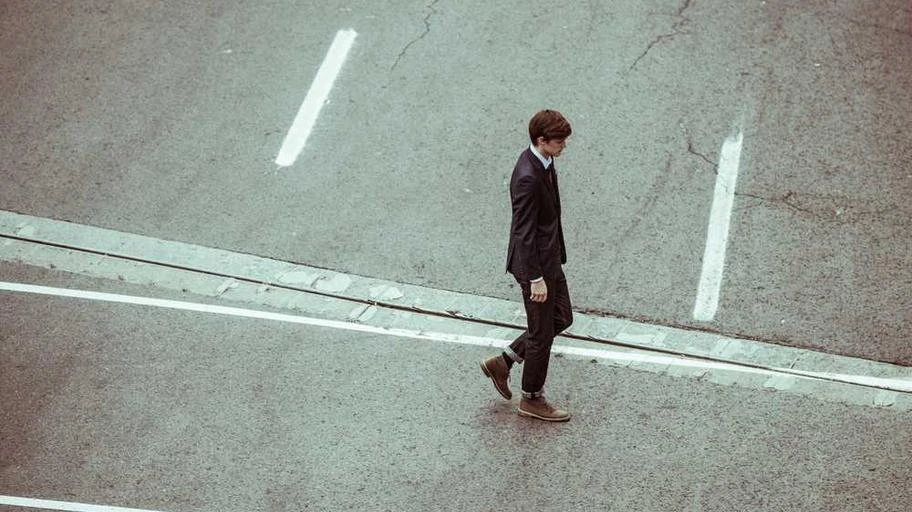 sự kết hợp của trái cây sấy và hạt khô trên bàn gỗ tại Sài Gòn